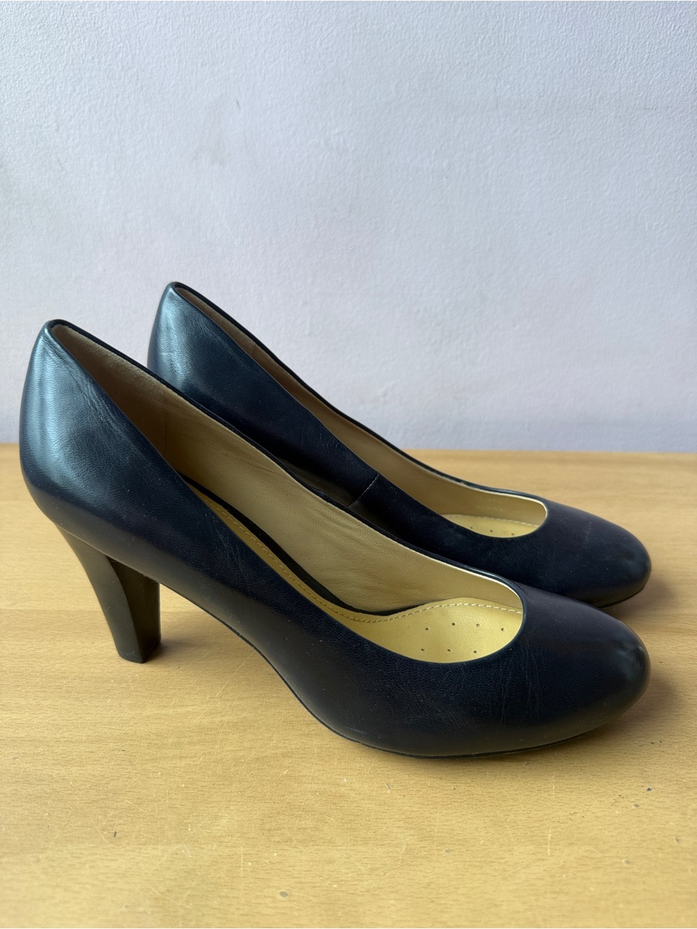 Womenโs Navy Blue Geox Leather Pumps